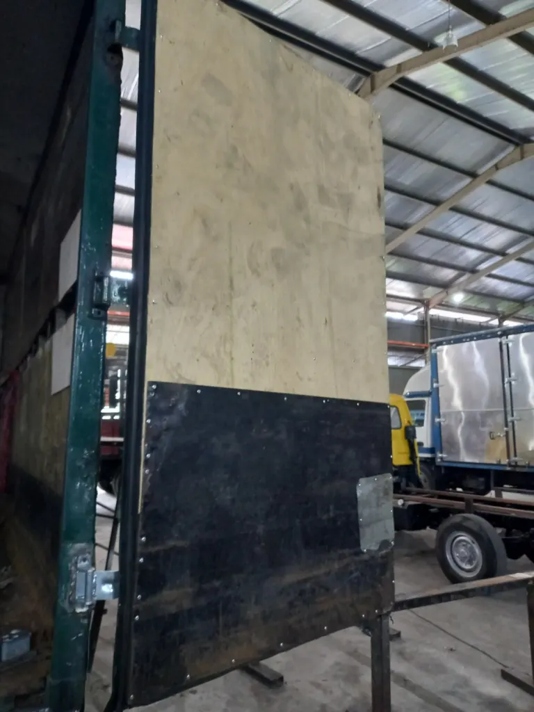 99 Speedmart box lorry · body rebuild, after